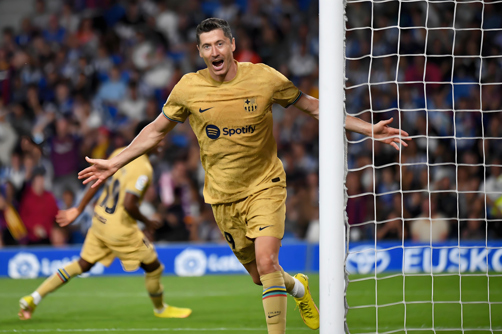 J9-关于莱万多夫斯基在TL比赛中惊险取胜,战术调整引发热议!的信息