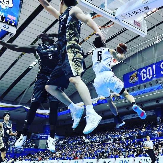 J9- 詹姆斯在日本队比赛中败北,连败引发热议的是谁 